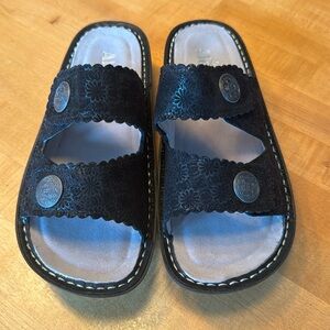 New - Never Worn - Women’s Alegria Wedge Sandal - Black Flower Pattern